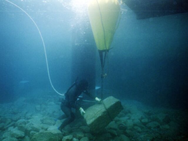 2000年 2000年 焼津深層水布設、小笠原父島岸壁工事