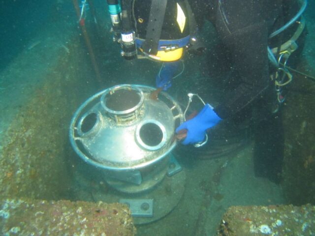 Wave sensor maintenance (He-O2 mixed gas diving) 04